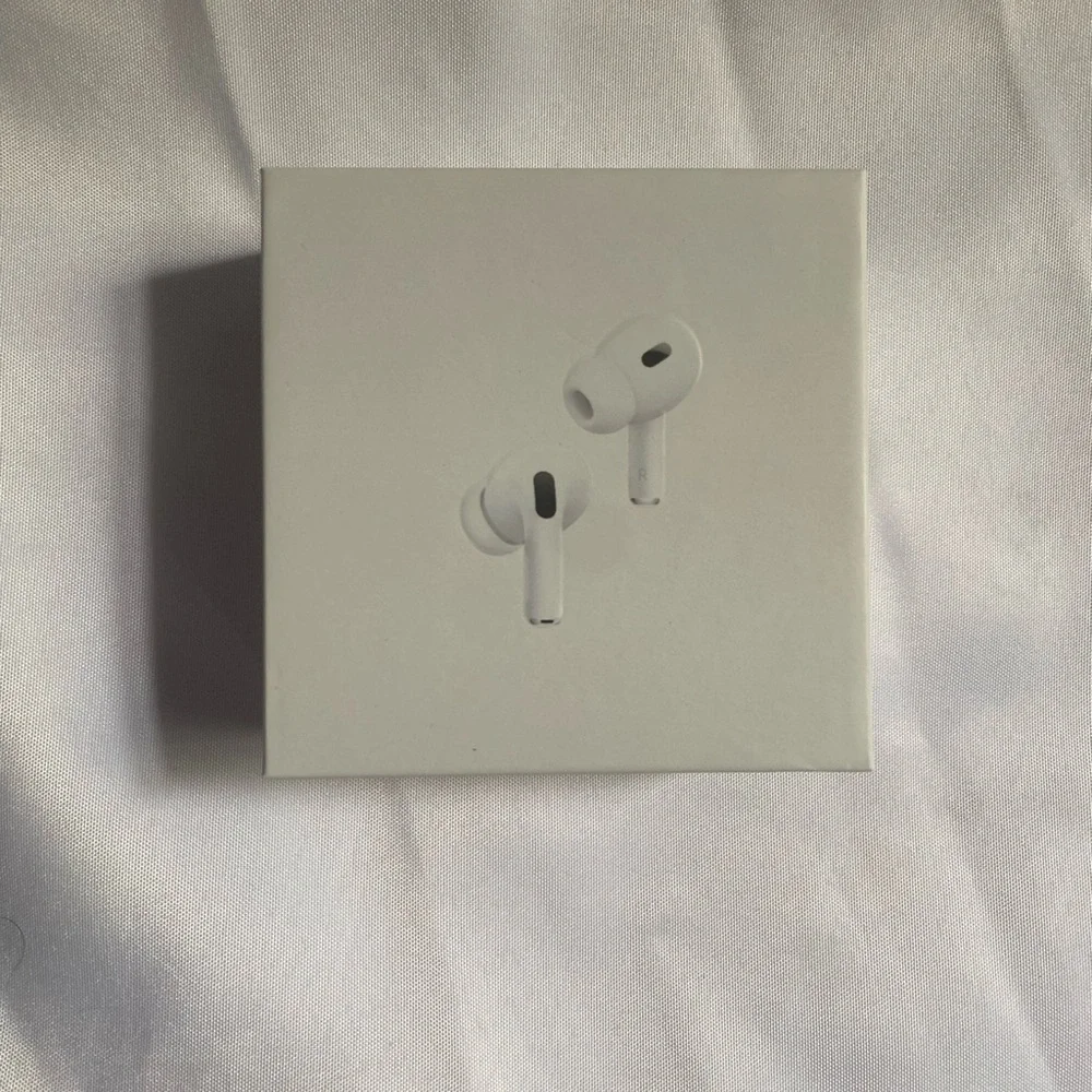 Apple AirPods 2nd Gen Pros with Charging Case - White